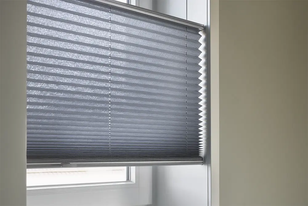 Enkele plisségordijn in grijze stof in een woning in Rotterdam
